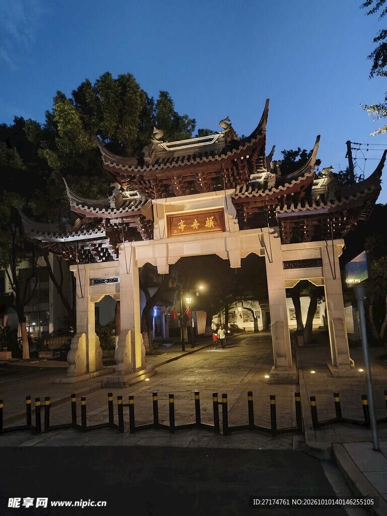 中式古牌坊夜景