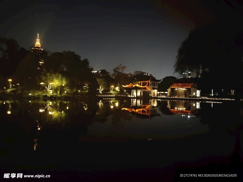 湖畔夜景灯光倒影