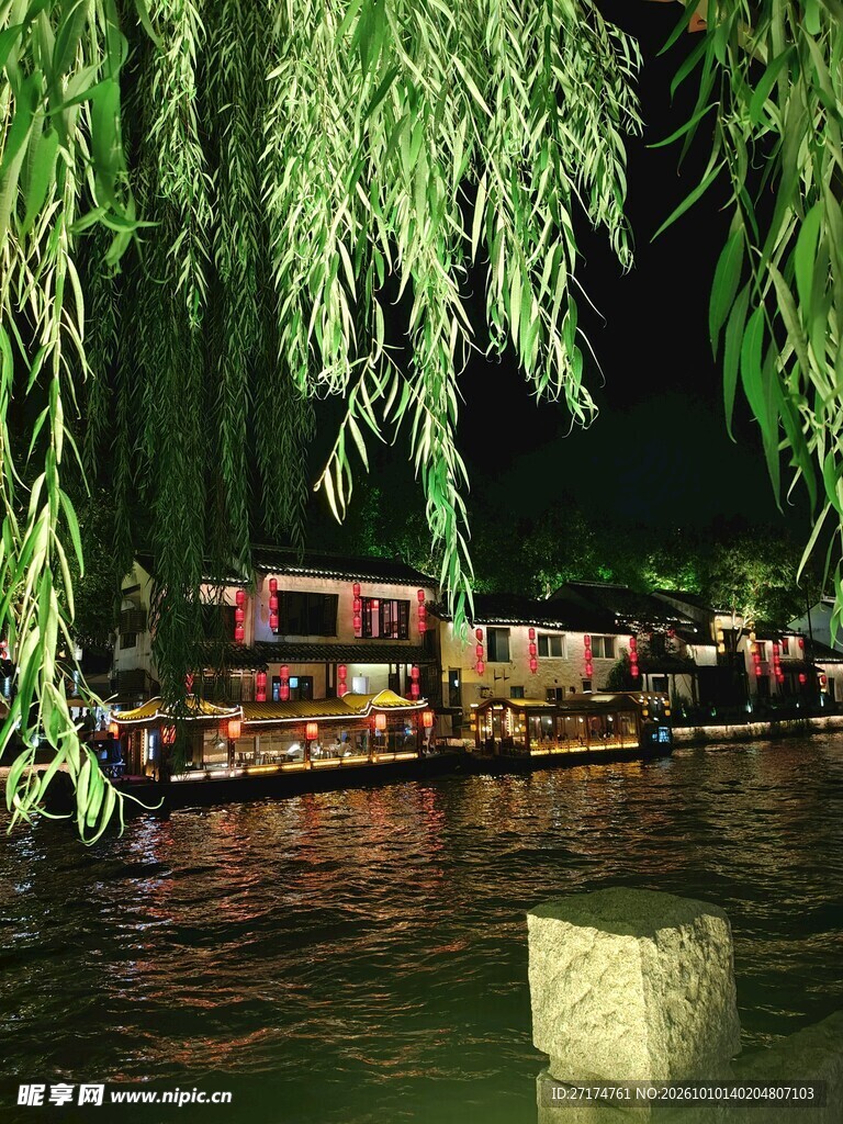 夜河垂柳游船夜景