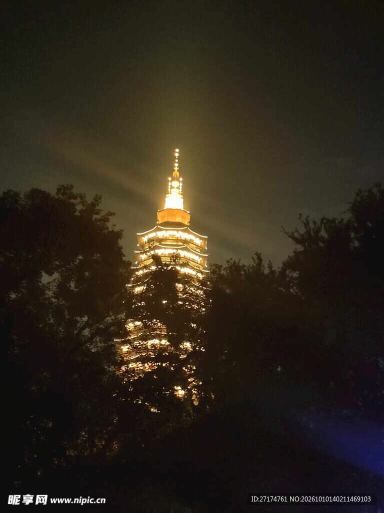 夜景亮灯古塔