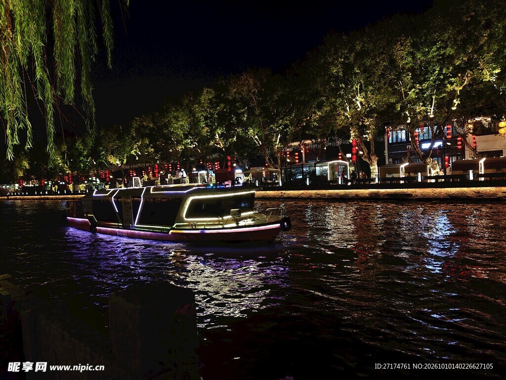 河畔夜景游船