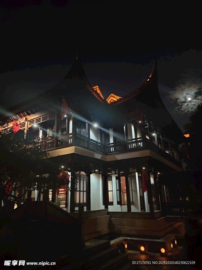 雨夜古建朦胧夜景
