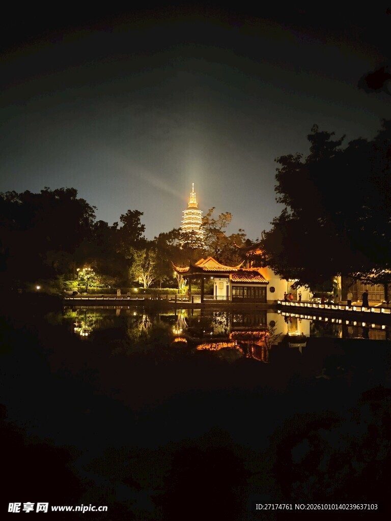 湖畔古塔夜景