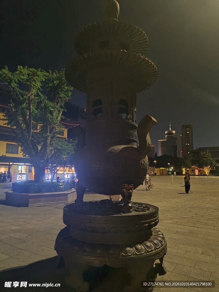 夜晚广场复古灯柱