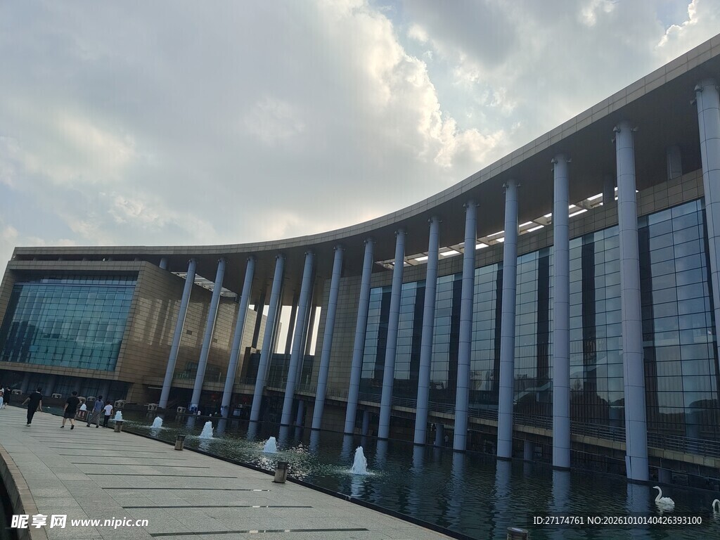 现代弧形建筑外观