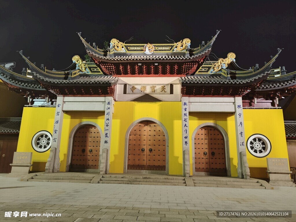 中式寺庙山门夜景