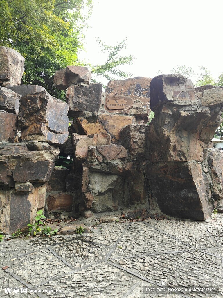 中式园林假山石景