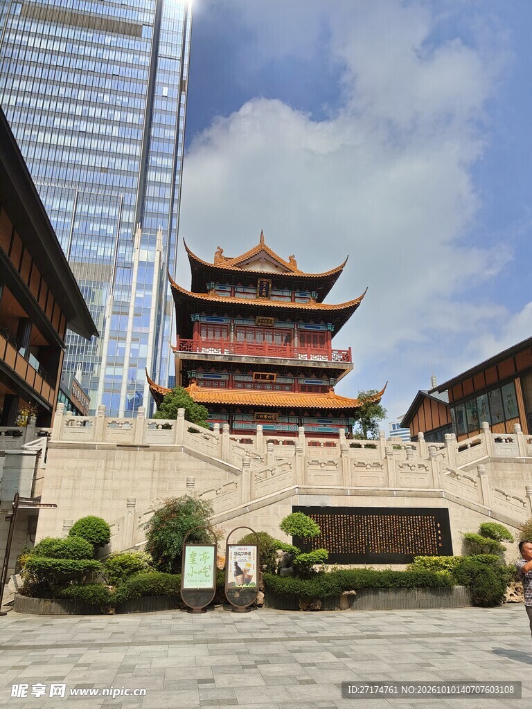 中式古楼与现代高楼同框