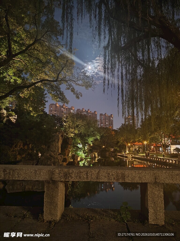 暮色林间湖岸木桥