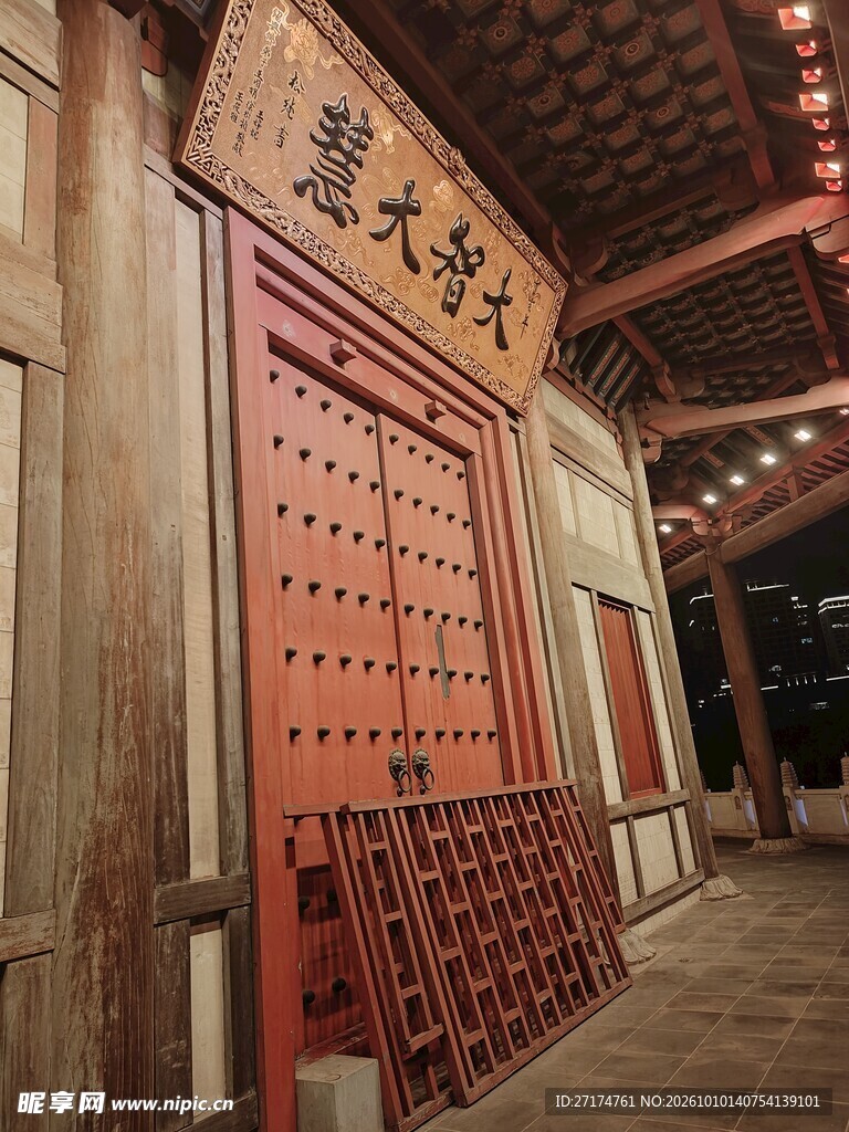 中式古建宫门夜景