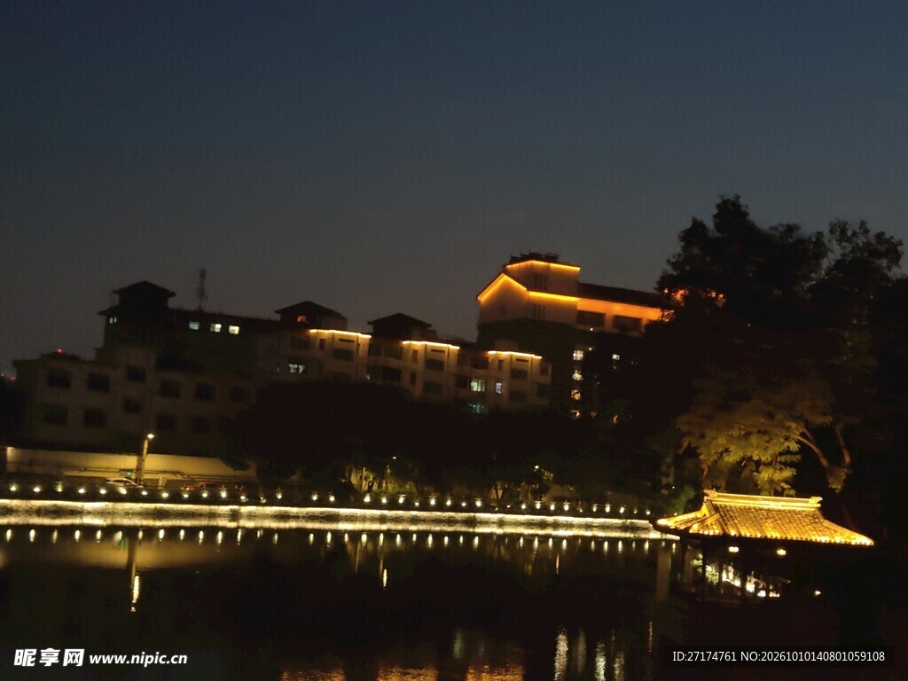 河畔古建夜景