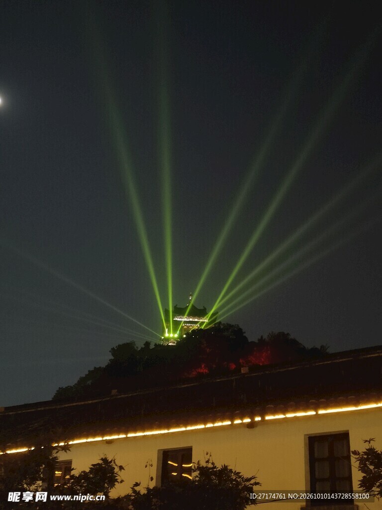 夜空绿色激光光束