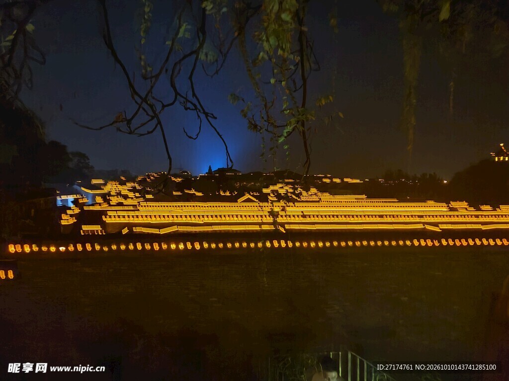 古建夜景灯光倒影