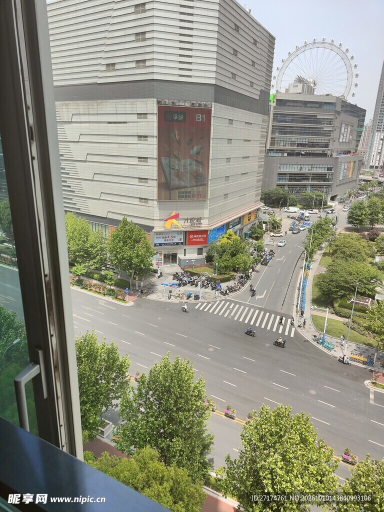 窗边远眺城市街景