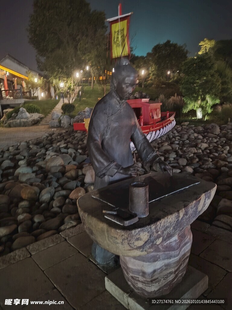 夜景古人读书雕塑