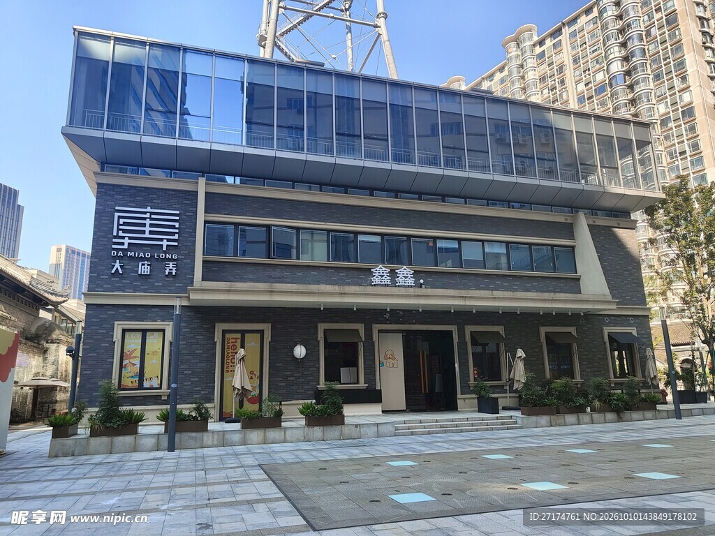 临街多层现代商业建筑