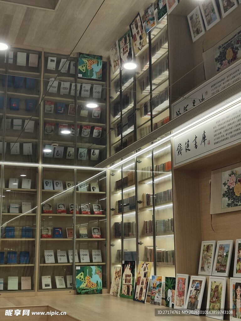 书店书架陈列场景