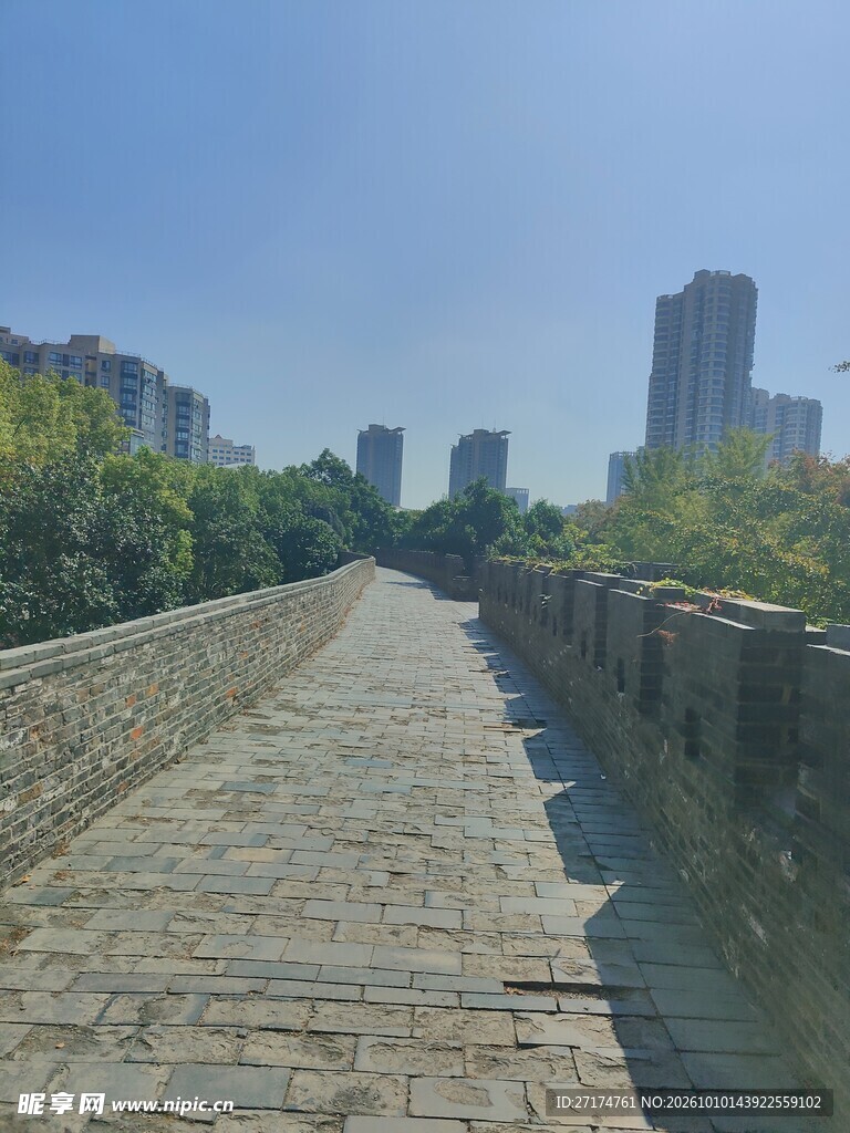 城市步道晴日风光