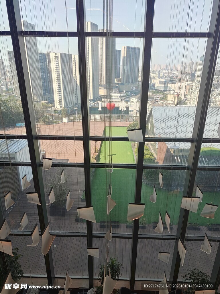 隔窗眺望城市运动场