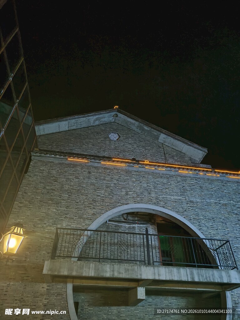 夜间仰拍复古砖石建筑