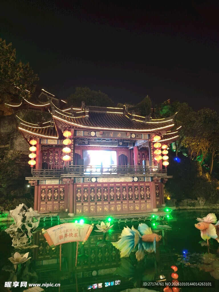 临水古建夜景