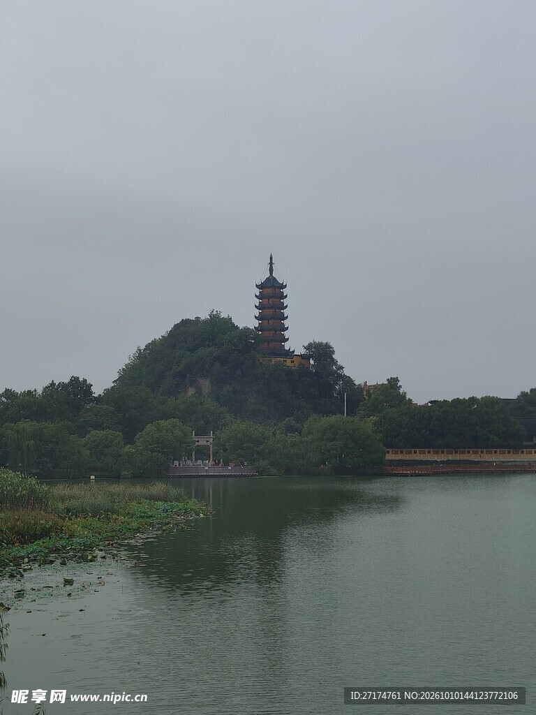 烟雨江畔古塔山景
