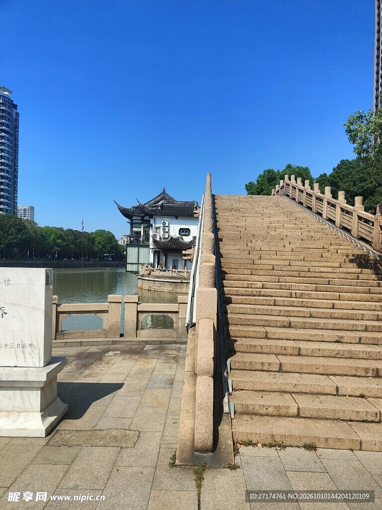 河畔石阶古建晴日风光