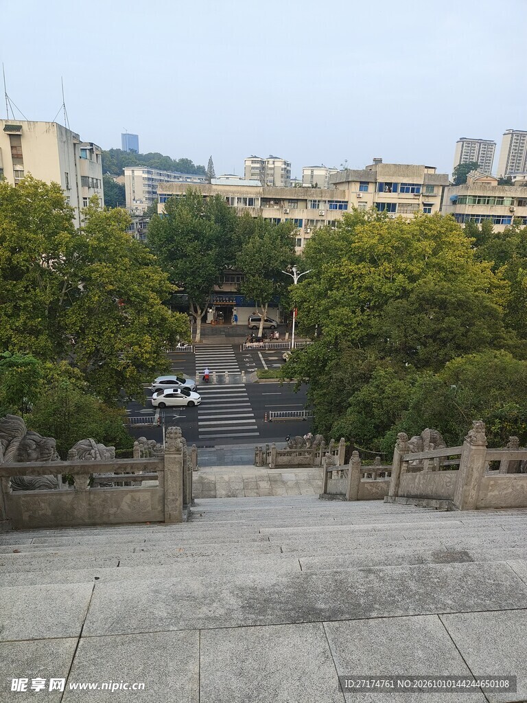 广场远眺城区街景
