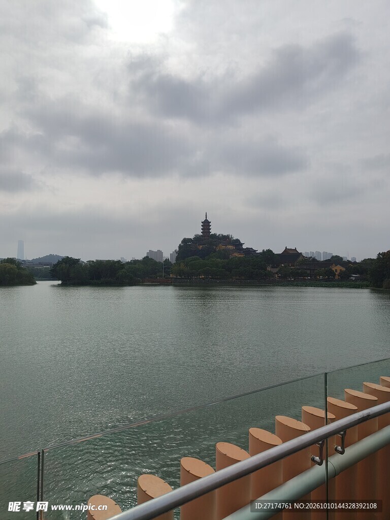 阴天湖景远眺对岸塔楼