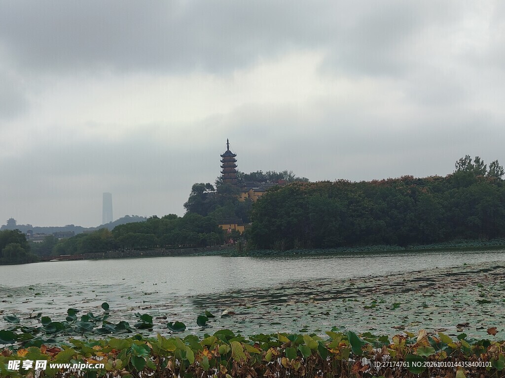 湖岸阴天古塔风光