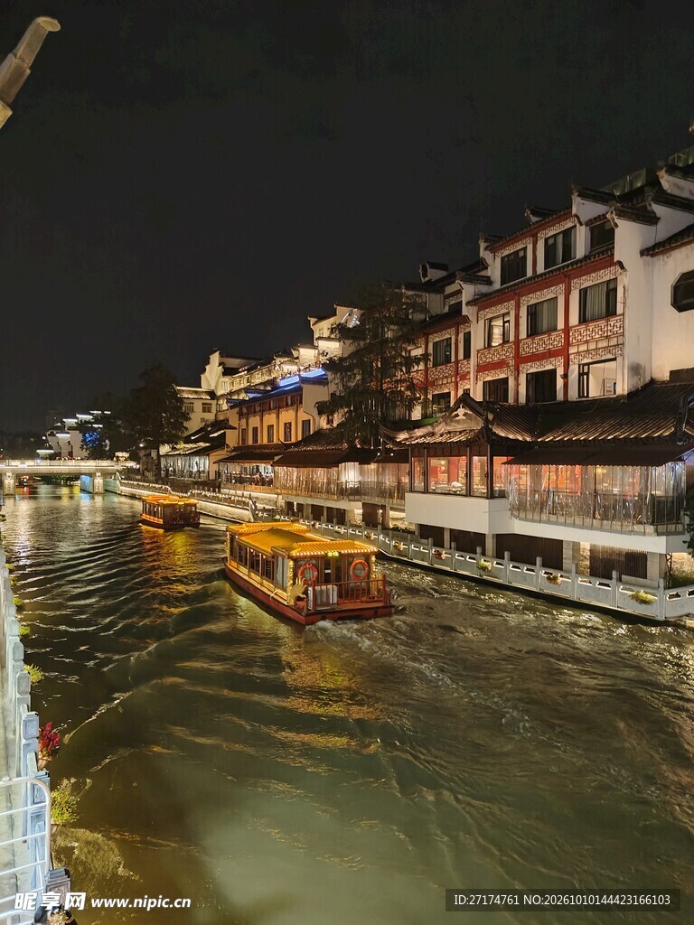 水乡河畔夜景游船