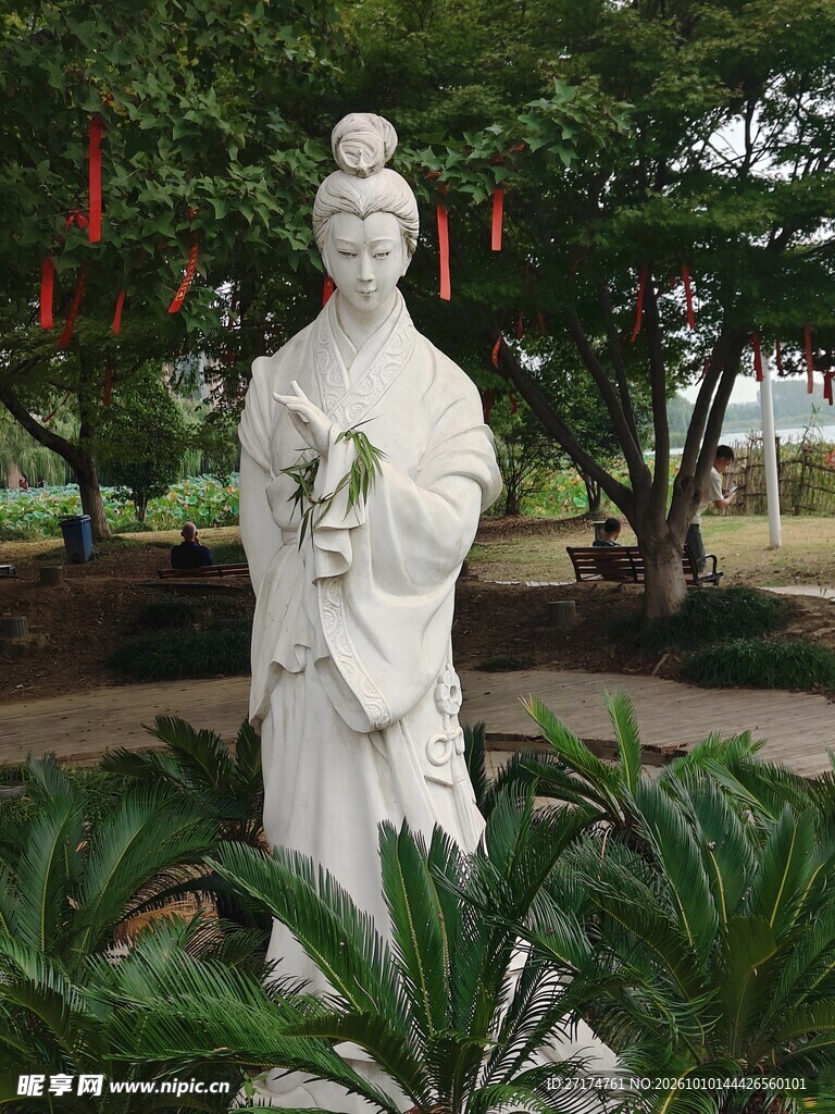 公园古典仕女雕像