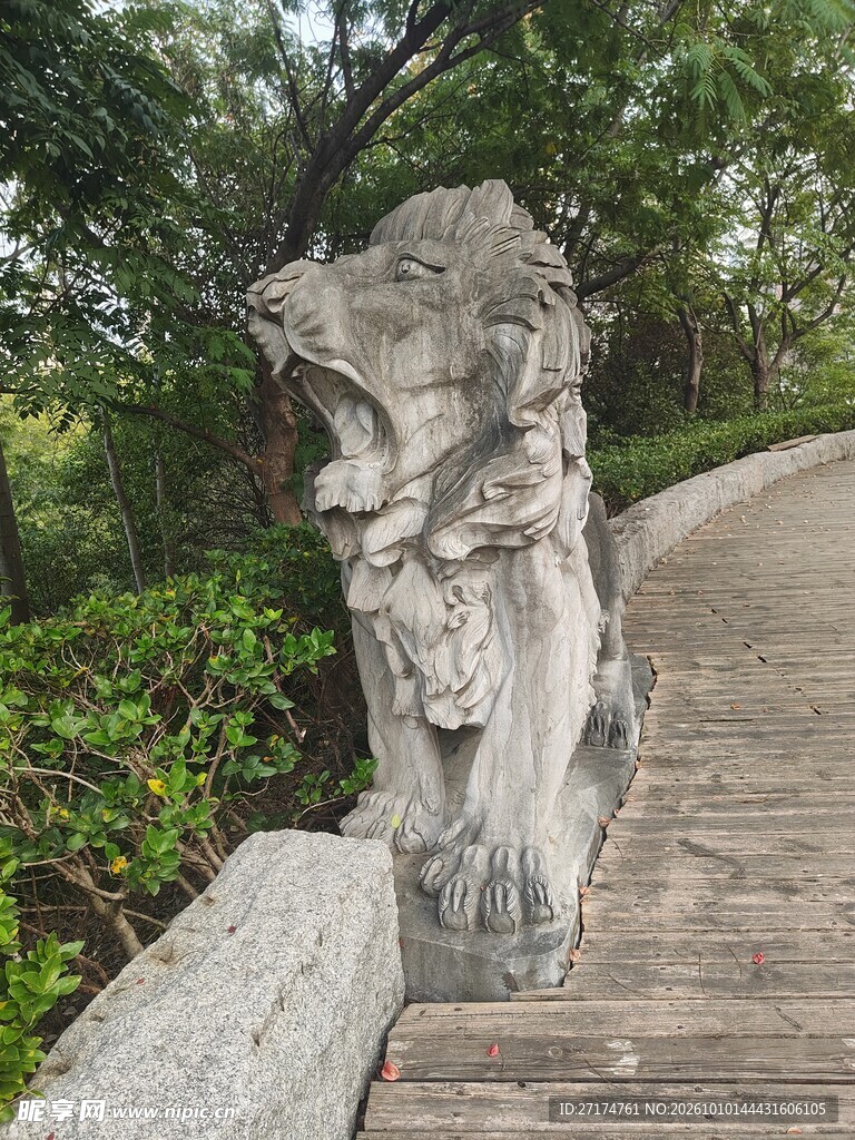 步道边虎形石雕