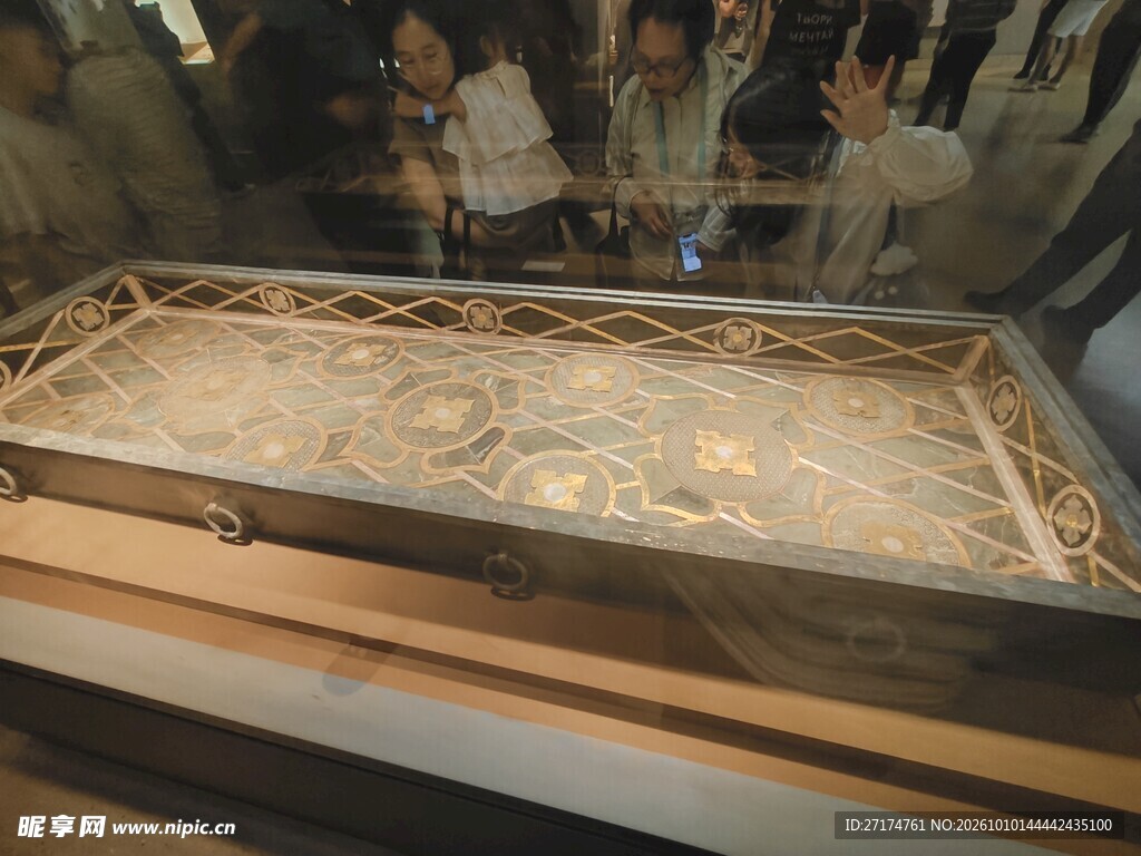 博物馆展出古代织锦文物
