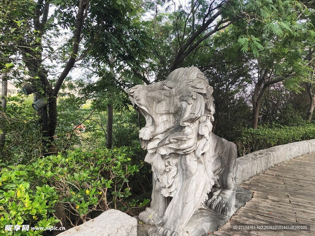 公园老者石雕半身像