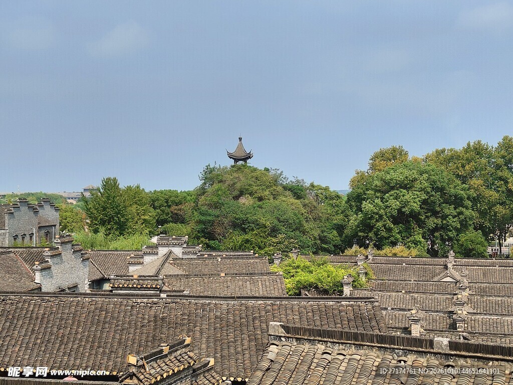 古村屋顶远眺古塔山景