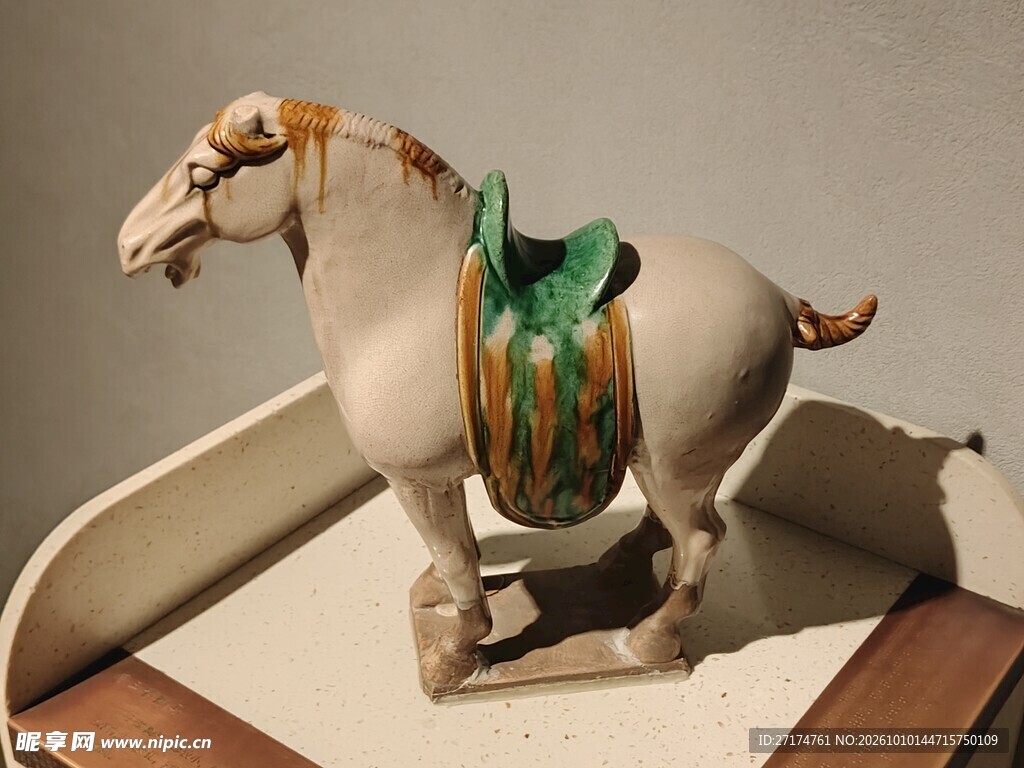 唐三彩骏马陶俑