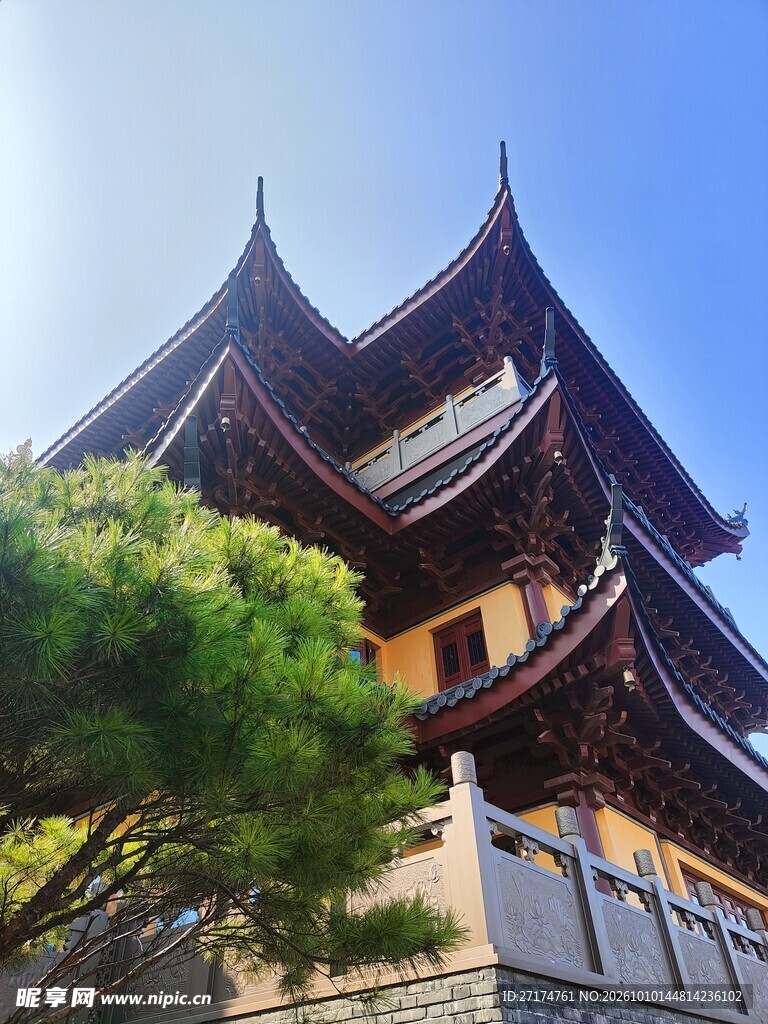 古寺飞檐晴空景致