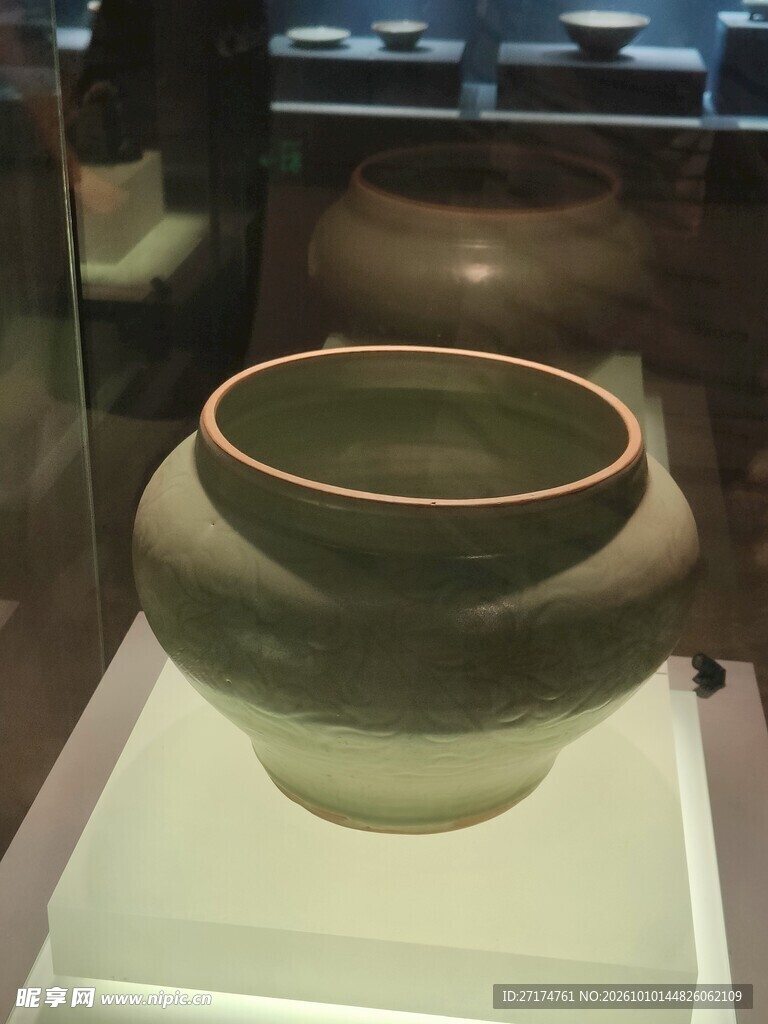 馆藏青釉古瓷罐