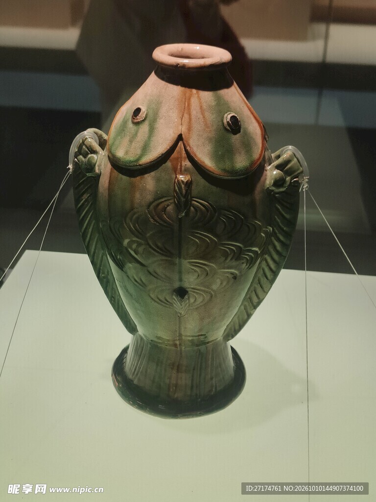 鱼形彩陶瓶馆藏文物