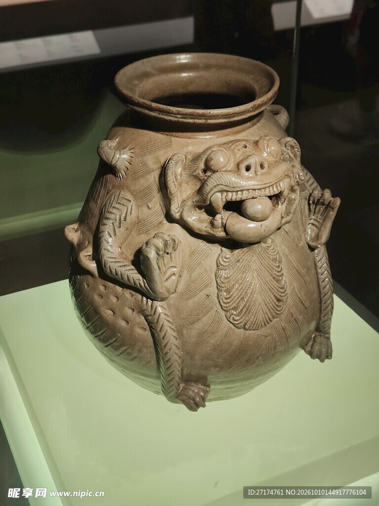馆藏青瓷神兽尊