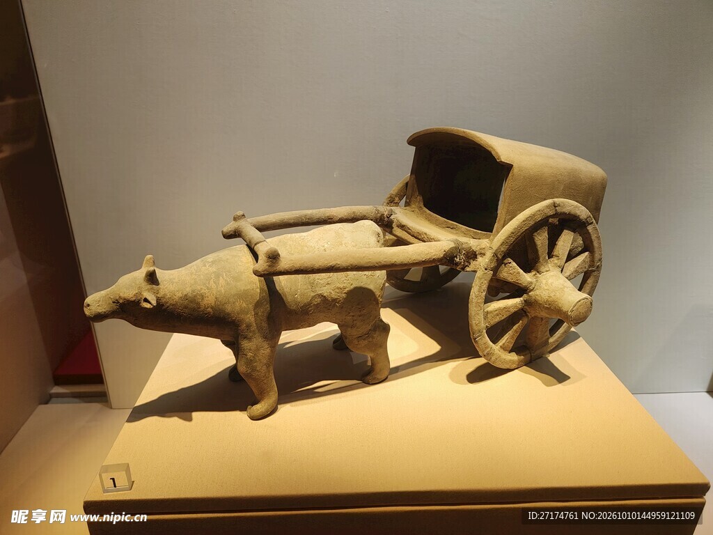 馆藏陶牛车文物展品