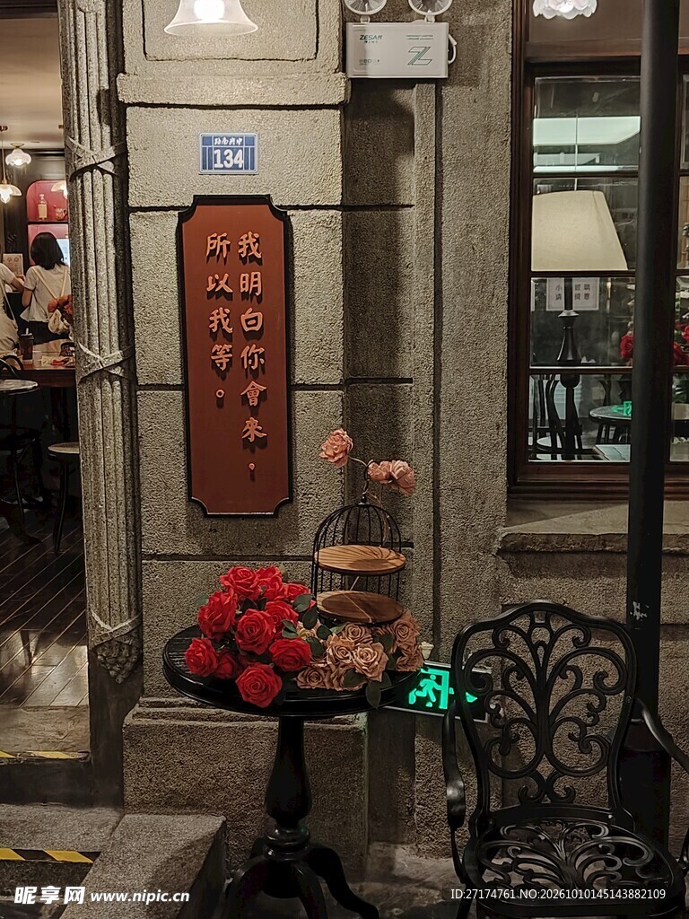 商铺门前休闲小景