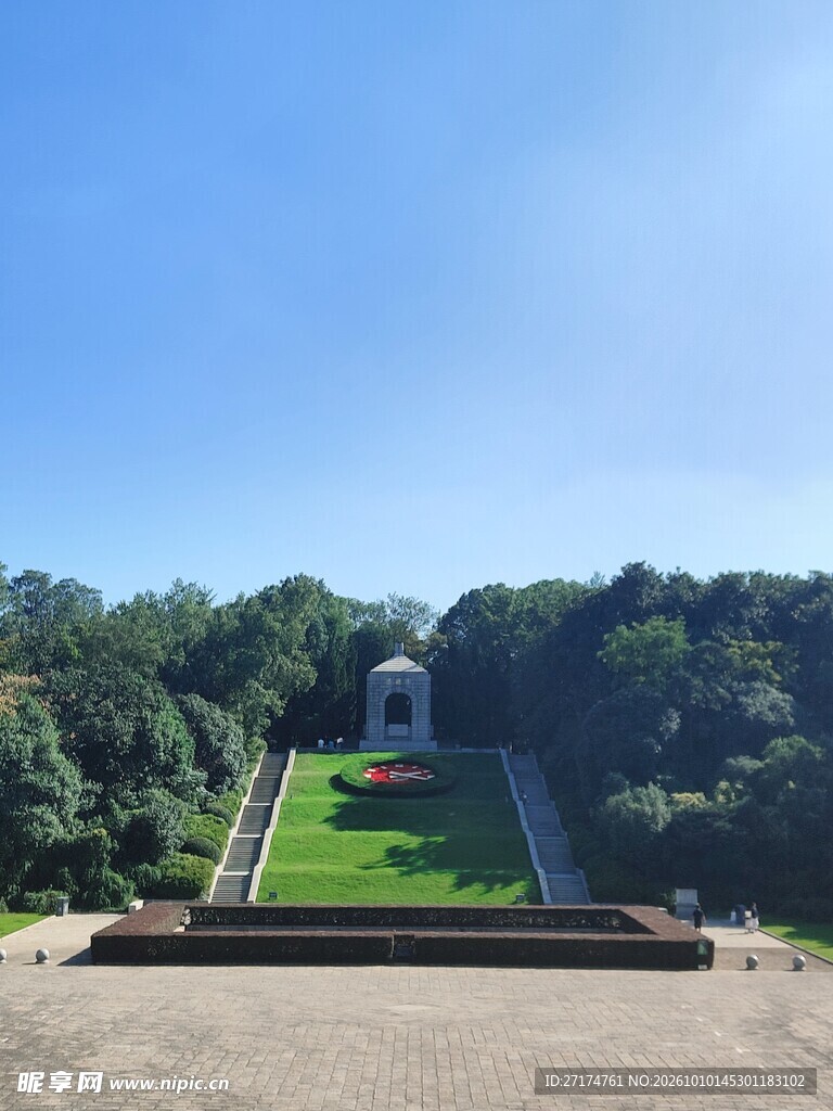 蓝天下的陵园景观