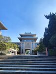蓝天下中式门楼建筑