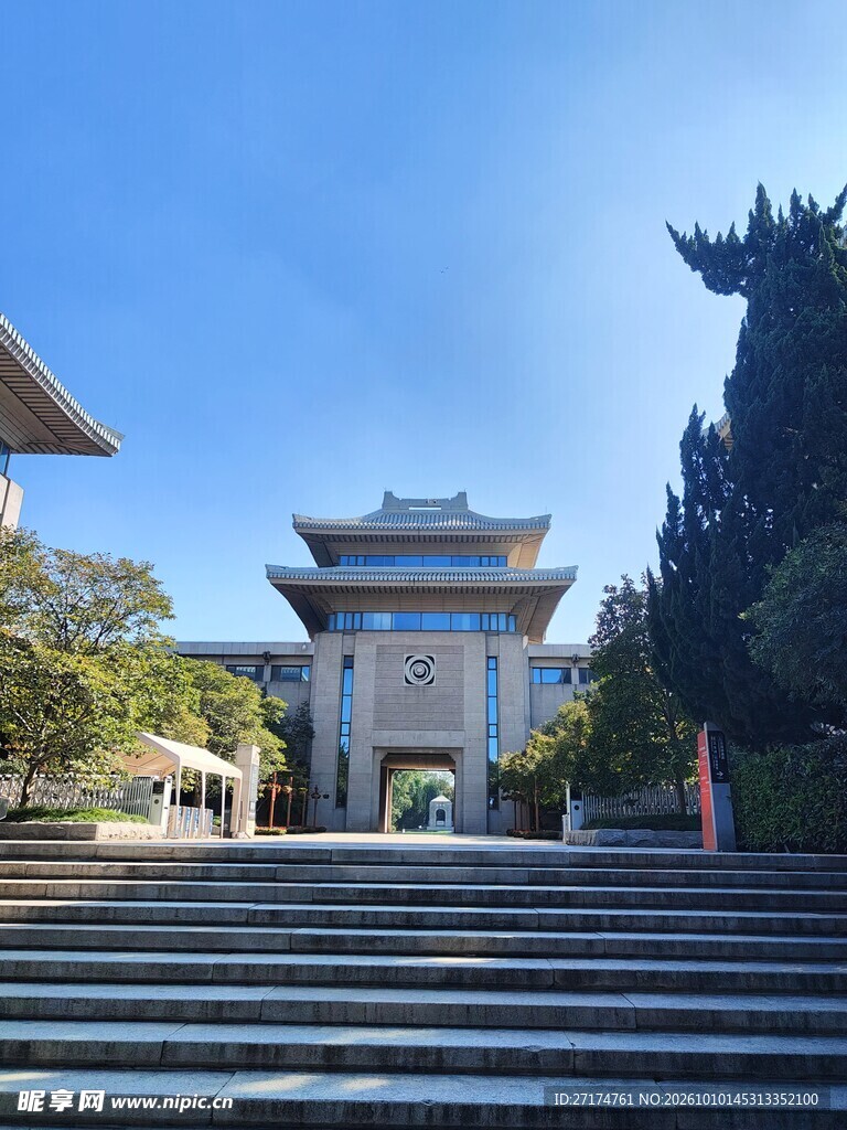 蓝天下中式门楼建筑