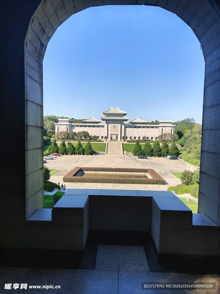 拱门远眺中式纪念建筑