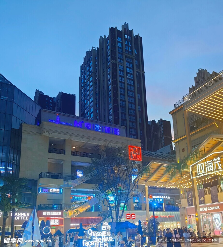 都市商圈傍晚街景