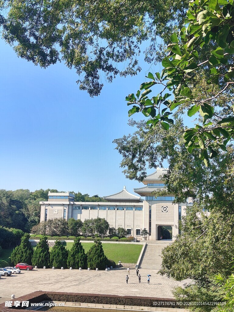 绿树掩映场馆晴日风光