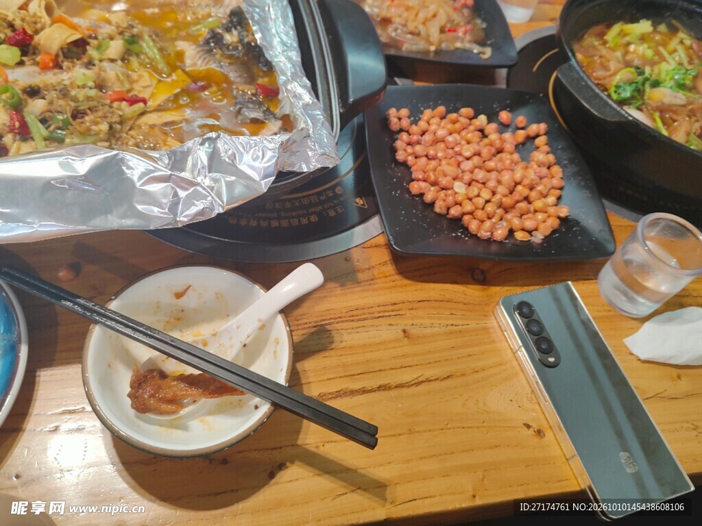 餐桌上的丰盛餐食